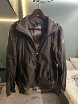Moncler windbreaker - Äkta moncler windbreaker rikigt bra skick och storlek s