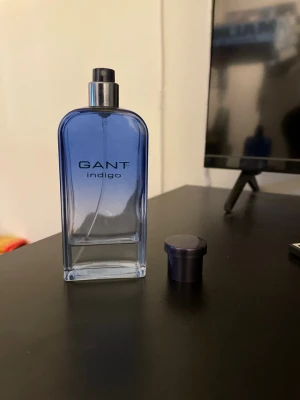 GANT Indigo parfym blå glasflaska - GANT INDIGO discountined parfym väldigt svår att få tag i cirka 20 ml kvar pris kan diskuteras kontakta mig 