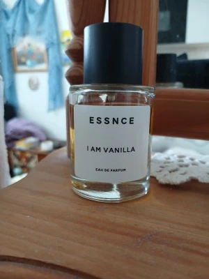 ESSNCE I Am Vanilla Eau de Parfum🤍🍓 - ESSNCE I Am Vanilla Eau de Parfum kommer i en stilren, cylindrisk glasflaska med svart lock och vit etikett. Doften har en varm, gyllene färg och flaskan har minimalistisk design. Perfekt för dig som gillar söta och mjuka vaniljtoner.