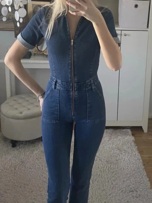 Byxdress - Jättefin byxdress i denim från Mango, storlek XS. Använd endast 3 ggr så den är i nyskick. Innerbenslängd är 83cm men såklart att vika eller sy upp!🥰 (Lånad första bild)