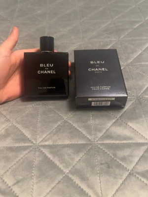 Blue De Chanel 100ml - Helt ny och oanvänd Blue De Chanel parfym. Använd runt 1-3 sprut så typ helt helt full. Säljs pågrund av att jag rensar min parfym samling och behöver pengar. Pris diskuteras vid snabbaffär. Skriv vid frågor och funderingar. 
