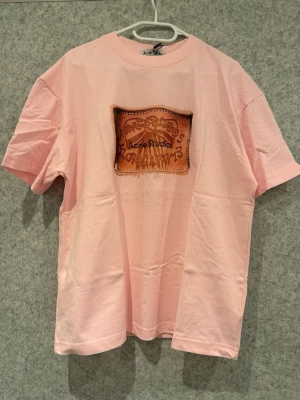 Acne studios Pink logo T-shirt  - Har denna feta acne studios T-shirt i rosa och en jätte fett acne logo skön tröja du kan ha året runt i storlek S