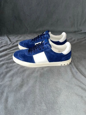 Valentino flycrews - Säljer dessa tvärfeta Valentino flycrews i storlek 43. De är i extremt bra skick med alla nitar kvar vilket är otroooligt rare för detta pris! inget OG medföljer vid köp. Kom med seriösa bud!  Hör av er vid fler frågor🤝