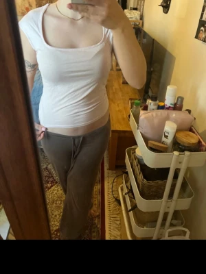 Rosa topp Gina  - En enkel och stilren rosa  topp med rundad halsringning och tight passform. Toppen är ärmlös och har en mjuk, stretchig känsla som gör den bekväm att bära. Perfekt att matcha med olika stilar och accessoarer.