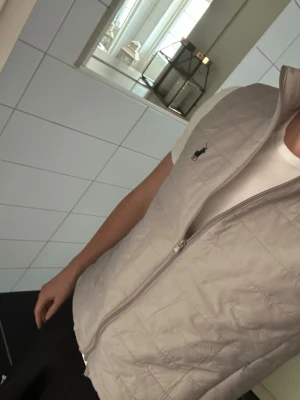 Grå väst från Polo Ralph Lauren - Säljer en skit fet ralph lauren väst i storlek M, hör av dig vid frågor eller funderingar!