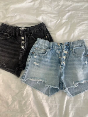 zara shorts  - säljer två par zara shorts! aldrig använda! man kan få båda för 100kr eller ett par för 90kr!🤍