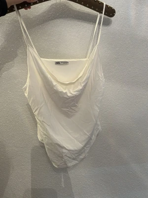 ZARA linne - Vitt mer festligt linne/topp. Använd.