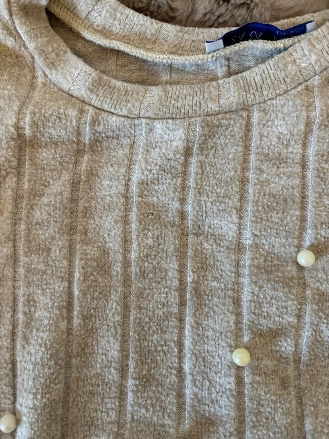 Beige ribbad topp med pärlor - 2