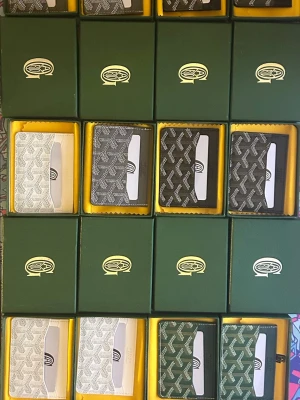 Korthållare - Multi color plånböcker. Kom dm för färg.