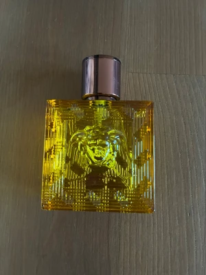 Versace Eros Energy pour homme 50 ml - Använd någon enstaka gång lukten passade inte på mig. Versace Eros Energy pour homme är en Eau de Parfum med en lyxig guldfärgad flaska i glas och ett elegant lock. Flaskan har Versaces ikoniska Medusa-huvud i relief och kommer i en matchande guldfärgad förpackning. Perfekt för dig som gillar exklusiva dofter och snygg design. En perfekt doft nu när sommarn kommer med en stark citrus doft. 