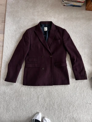 Kavaj human scales  - Otroligt snygg dubbelknäppt! Väl använd men är som ny! Otroligt snygg storlek 48 {m-s}