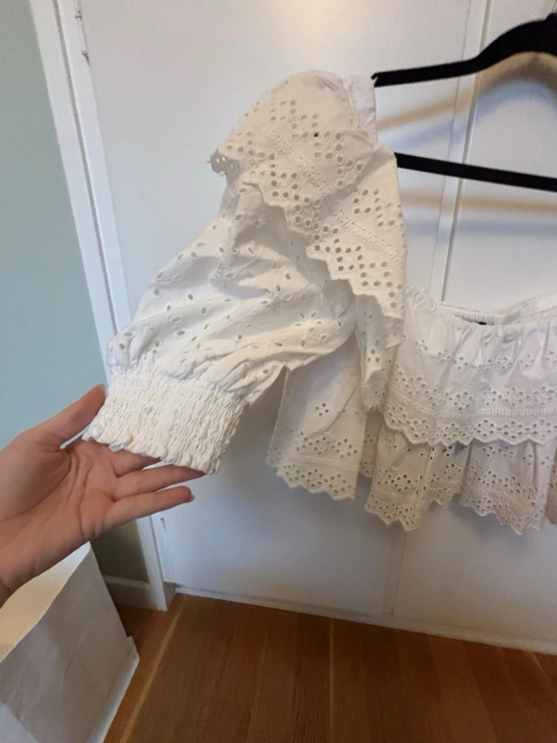 Vit broderad topp med puffärmar - 1