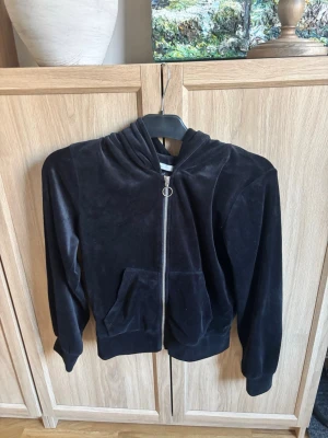 zip hoodie - svart zip hoodie i mjukt å skönt material, storlek XS och den är från lager 157! 💞