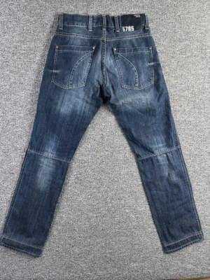 Vintage Y2K Jeans – W31 L32 - Vintage Y2K jeans i klassisk blå tvätt med snygga detaljer och slitningar. Perfekta jeans för en Y2K / vintage look.  📏 Storlek: W31 L32 📐 Mått visas i bilderna ✨ Skick: Bra vintage skick – skicket visas tydligt i bilderna  Stilrena jeans som passar perfekt till både hoodie och t-shirt.  💸 Följ mig så får du 10% rabatt på köpet!