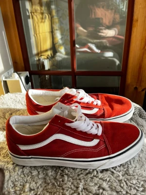  Vans Old School sneakers, helt oanvända ,orange - Snygga orange Vans, oanvända sneakers med vit sula och klassisk vit sidostripes. Skorna har vita skosnören och är tillverkade i canvas. 
