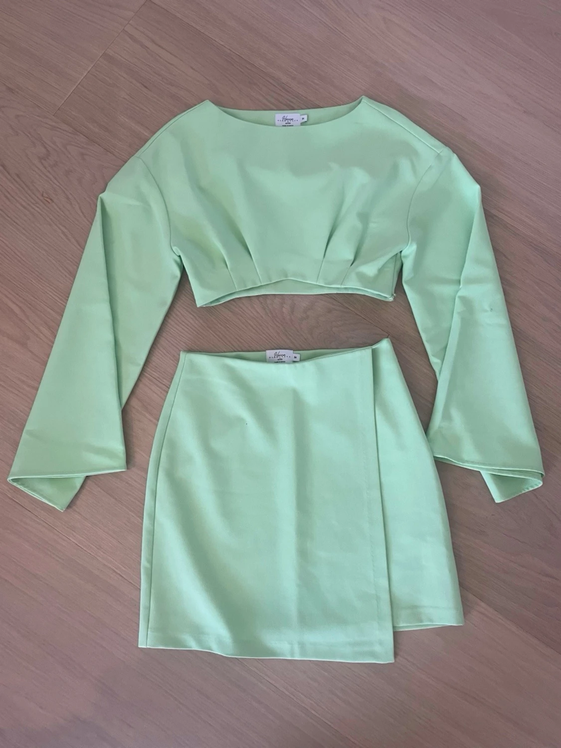 Ljusgrönt set med långarmad croptop och omlott kjol