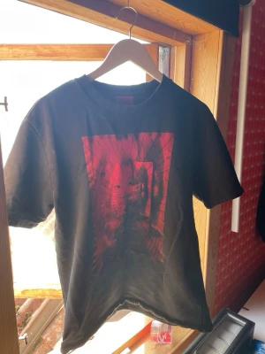 Svart t-shirt med röd print Hugo Boss - Limited edition Hugo boss tröja väldigt skönt material och kan stylas med mycket fina byxor