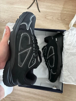 Svarta B30 sneakers - Säljer ett par svarta B30 sneakers med box. Skorna är helt nya och oanvända. Skorna är i storlek 44 men 45 finns också i lager.