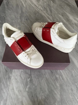 Valentino Open skor - Valentino Open - Skick: använda fåtal gånger  - Tillbehör: Valentino box  - Nypris: 6000kr - TrendWardrobe
