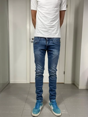 Replay Anbass Jeans - Säljer nu dessa Replay Anbass jeans, W28 o L32, mått: 37 o 103 cm. skriv för fler bilder/frågor🙌🏼