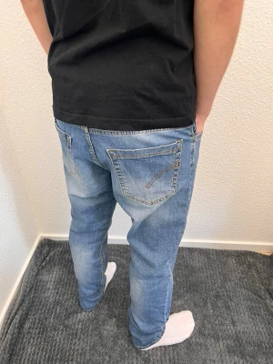 Dondup George herr jeans  - Hej! Säljer mina dondup jeans. De sitter som George men står ej på insidan - troligen äldre modell! 