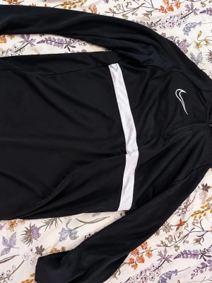 Säljer båda nike tröjor för 422 ny - Säljer ett boda nike tröjor för 422boda size s