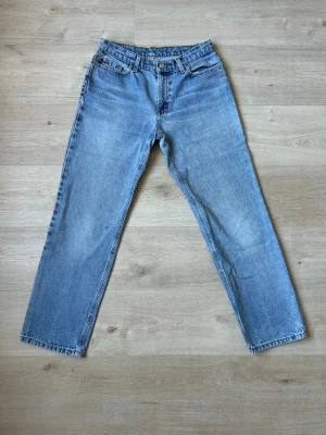 Blåa Ralph Lauren Jeans Straight Fit Storlek W29 - Fina Ralph Lauren Jeans i blå färg. Jeansen är i mycket bra skick och sparsamt använda. |  Äkta som allt annat jag säljer! ✅ |  Storlek: W29 | Skick: Mycket Bra Skick men har tyvärr en väldigt liten fläck - (SE SISTA BILD) | Färg: Blå | Märke: Ralph Lauren | Modell: Jeans |  Hör gärna av dig vid frågor så svarar jag så fort jag kan! 😁|   (Sku - 34)