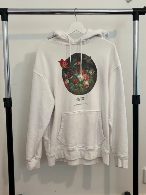Vit hoodie från Levis - Vit hoodie från Levis som är använd ett fåtal gånger. Den är i mycket bra skick.