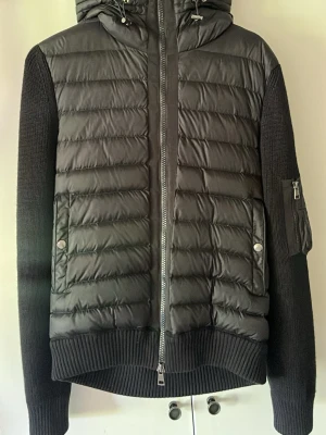 Moncler cardigan  - Säljer en svart Moncler cardigan (Använd två - tre gånger) I princip oanvänd. Kvitto finns.