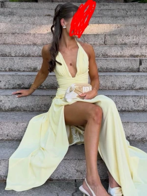Gul balklänning från Babyboo - ”Amaris Maxi Dress Lemon” - Säljer min gula balklänning från Babyboo. Den användes en gång och skickas nytvättad i originalpåsen. ❤️   Betalade ca 2500kr (2250kr för klänningen + tull) och den skickades från Australien. Är fortfarande i mycket fint skick och kan återanvändas till bal, finsittning, högtider, eller vad som helst!  Har dragkedja i sidan, snörning/korsett där bak så att den passar flera storlekar, slit vid benet, v-ringning, öppen rygg, m.m…. Alla bilder är mina egna. Jag är 167cm lång med 7cm klack!  