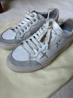 Axel arigato sneakers - Ett par snygga sneakers i ljusa färger, säljer då de har blivit för små för mig. Bra skick med två små defekter som syns på bild! Nypris 2400kr💕