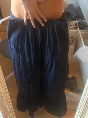 Mörkblå långkjol från Gina tricot - Fin kjol som inte används