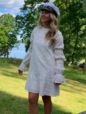 Vit studentklänning med fina detaljer - Superfin vit klänning / studentklänning med blommigt broderat mönster och volangdetaljer. Från NAKD, Klänningen har prislapp kvar!🌸