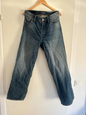 Jack and Jones Dave - Säljer ett par jeans från Jack and Jones i modellen Dave, wide fit. Storlek 32/32, sparsamt använda
