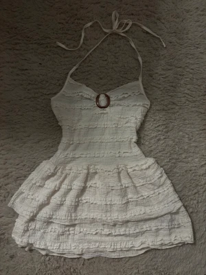 Klänning - Vit kort sommarklänning som sitter tajt i midjan med fina volanger. Helt ny från shein men passade mig inte, skriv för fler detaljer💕