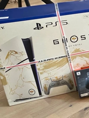 PlayStation 5 Ghost of Tsushima Edition - Snygg PS5 Ghost of Tsushima Edition med vit och guld design inspirerad av spelet. Konsolen har unikt mönster med japanska landskap och inkluderar matchande DualSense-kontroll. Perfekt för dig som vill ha en exklusiv och stilren spelkonsol.