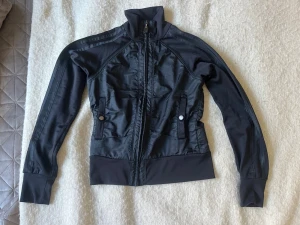 Adidas zip up! - Tunn Adidas zip up som tyvärr är  lite för liten för mig:( storlek XS! Köpt på vinted men aldrig använd av mig, bara testad. Skriv vid frågor💕💕