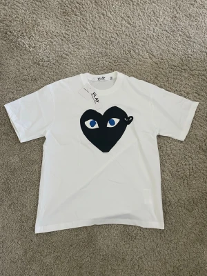 Vit Comme des Garçons Play t-shirt - Säljer en vit t-shirt från Comme des Garçons Play.