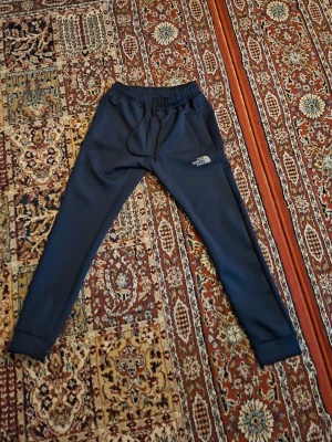 Mörkblåa mjukisbyxor från The North Face PRIS KAN DISKUTERAS!! - Mörkblåa mjukisbyxor från The North Face size L PRIS KAN DISKUTERAS!!