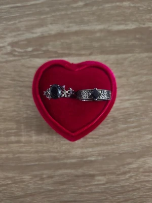 Svartfärgade ringar med svart sten - 2st ringar i storlek 17,3mm, svartfärgad. 