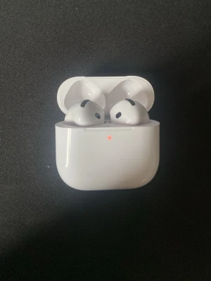 AirPods 4 ANC - Säljer ett par vita Apple AirPods 4 med aktiv brusreducering. Trådlösa hörlurar i klassisk Apple-design med laddningsetui. Smidig och stilren form i blank plast, perfekt för musik, samtal och gaming.