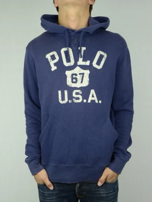Ralph Lauren hoodie  - POLO RALPH LAUREN HOODIE Storlek : M Passform : Normal Användning : Hoodien är i ett fint skick utan defekter Nypris : Cirka 2500SEK Modellen på bilden : 182CM och väger 74KG