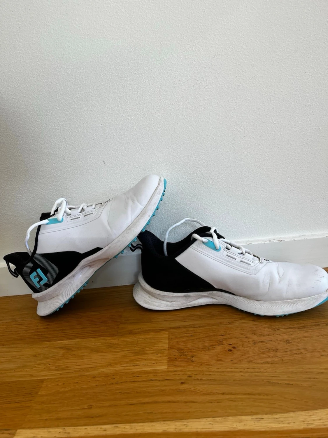 Vita FootJoy sneakers med blå detaljer