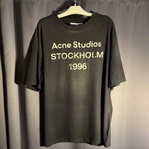 Acne Studios T-Shirt - Tja, säljer en Acne Studios T-Shirt i färgen svart. Skick 10/10, aldrig använd. Storlek M. Nypris 2000, mitt pris 549 men kan diskuteras vid intresse. Hör av dig vid frågor o funderingar!