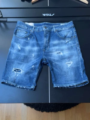 Dondup shorts  - Dondup Derek Regular Fit jeansshorts, Storlek 32. Använda men i väldigt bra skick, inga hål eller fläckar. Klassisk regular fit, premium denim med bra passform. Säljes pga. används inte längre.