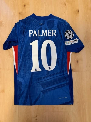 Palmer #10 – Player Edition (storlek M) - Palmer #10-tryck. Player Edition med Champions League patch på ärmen. Storlek M. Helt ny och aldrig använd. Säljs i befintligt skick. Skickas snabbt! 🚚💨  Mått för denna tröja (storlek M): (Uppmätta av leverantör – viss variation kan förekomma) • Halva bröstmåttet: 51 cm • Tröjans längd: 72,5 cm • Ärmbredd: 22,5 cm • Axelbredd: 43 cm • Ärmlängd: 39 cm • Manschettbredd: 18 cm  🔥 Player Edition-modell – tajtare passform än vanliga supportertröjor.