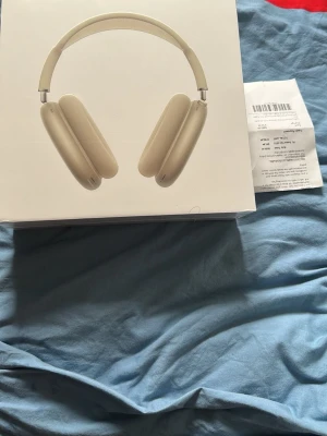 Apple AirPods Max silver hörlurar - Säljer ett par Apple AirPods Max i silver. Over-ear hörlurar med stilren design, mjuka öronkuddar och metallbåge. Grym ljudkvalitet, aktiv brusreducering och trådlös anslutning. Perfekta för musik, film och gaming.