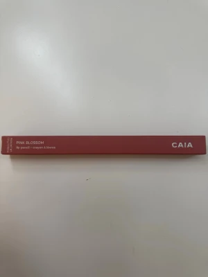 Läpp penna Caia  - Caia läpp penna i färgen Pink Blossom Endast swappad 1 gång på handryggen, aldrig använd! Fick i present men var fel färg och fick inte kvitto💖