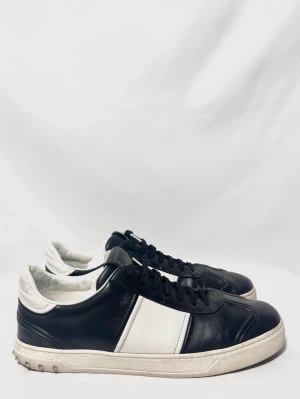 Valentino Flycrew Sneakers  - Populära Valentino Flycrew skor i en svartvit model! Fint skick, förutom 2 nitar borta så 7,5/10. Storlek 45. Kontakta mig för fler frågor och funderingar!