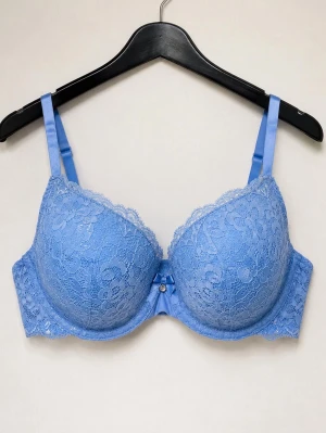 Blå spets-bh från hunkemöller - Snygg blå bh med spetsdetaljer från hunkemöller. Storlek 80D. Helt ny och oanvänd